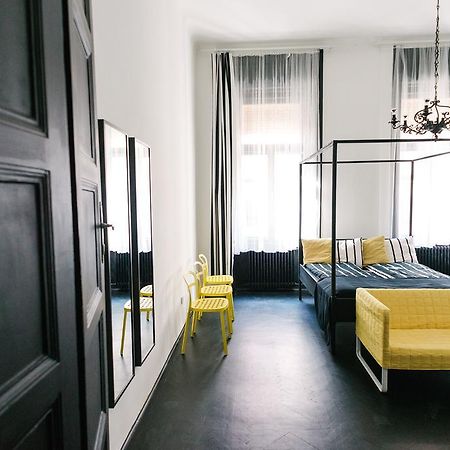 D.Five Stylish Apartment On Vaci Street Boedapest Buitenkant foto