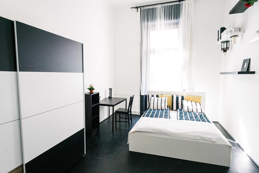 D.Five Stylish Apartment On Vaci Street Boedapest Buitenkant foto